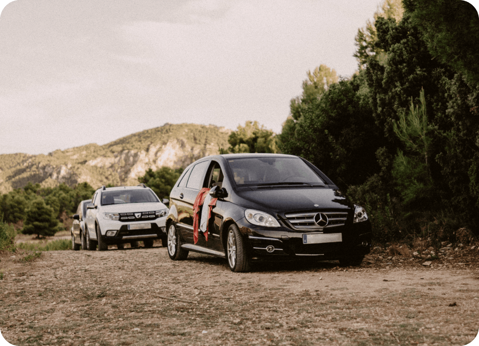 Coches en un camino de montaña